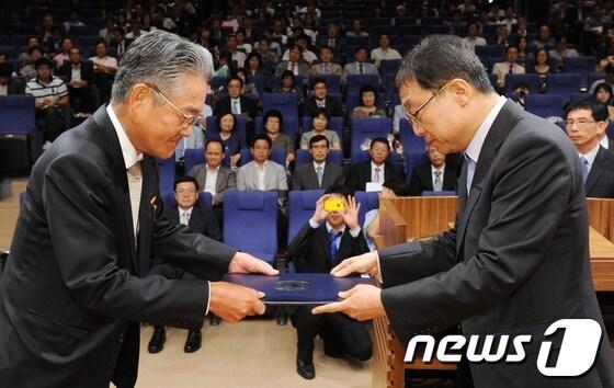 본문 이미지 - 31일 오전 서울 관악구 서울대학교 문화관에서 열린 교수정년식에서 오연천 서울대 총장(오른쪽)이 정년을 맞은 의과대학 의학과 윤재일 교수에게 표창장을 수여하고 있다. © News1 이정선 기자