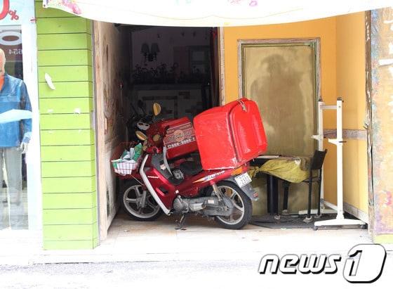 본문 이미지 - 충남 서산의 모 피자가게에서 아르바이트 하던 여대생이 가게 사장의 협박과 성폭행에 시달리다 스스로 목숨을 끊은 것으로 알려지면서 지역사회가 발칵 뒤집혔다. 피해자가 일하던 피자가게는 현재 문을 닫은 상태로 배달용 오토바이 2대가 출입구 계단을 막아선 채 멈춰서 있다. © News1 