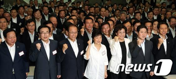 본문 이미지 - 2012년 8월 31일 당시 박근혜 새누리당 대선 후보가 경기도 고양시 일산킨텍스에서 열린 새누리당 국회의원·당협위원장 합동연찬회에참석, 화이팅을 외치고 있는 모습. 2012.8.31/뉴스