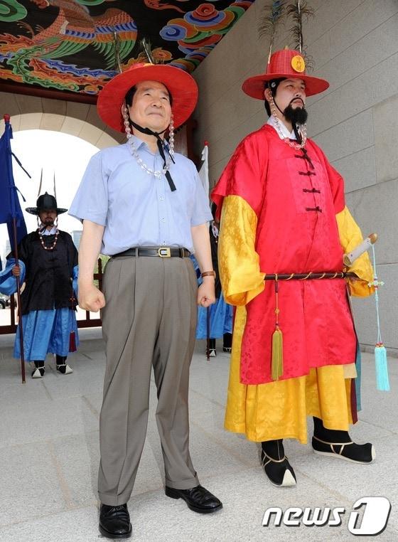 본문 이미지 - 민주통합당 대선경선후보인 정세균 상임고문이 4일 오전 서울 광화문 수문장교대의식 행사에 참석해 수문장 체험을 하고 있다. 이날 정세균 후보는 폭염 속에 두꺼운 왕궁의상을 입고 근무하는 왕궁수문장교대의식 대원들을 격려방문했다. 2012.8.4/뉴스1 © News1 이명근 기자