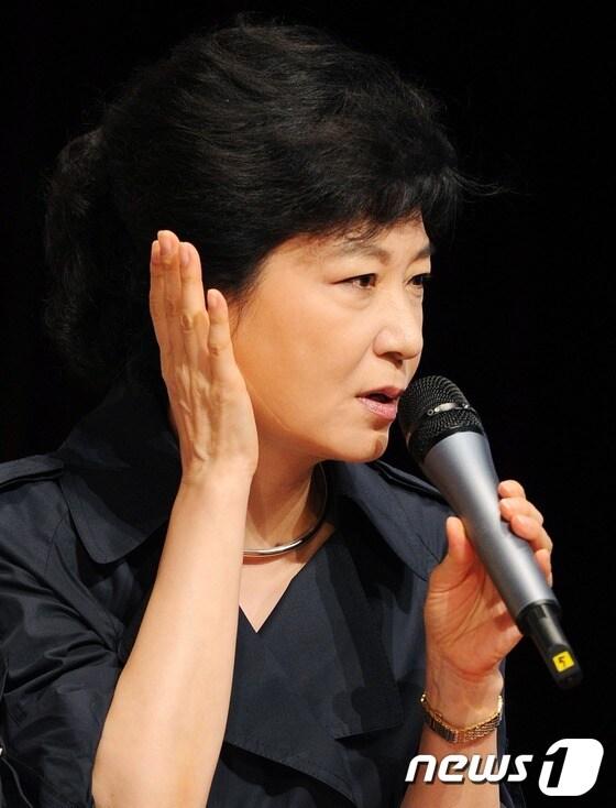 본문 이미지 - 박근혜 후보가 지난 5일 서울 상암동 누리꿈스퀘어 국제회의장에서 열린 20대 정책토크 '청년과 함께' 행사에서 패널들의 질문에 답하고 있다. 박 후보는 '멘붕'이라는 용어를 알고 있느냐는 질문에 