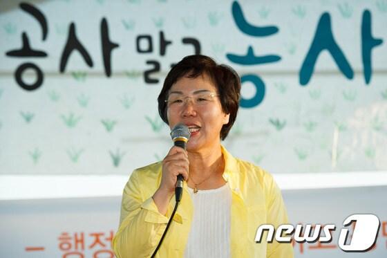 본문 이미지 - 이명박 정부의 핵심 정책인 4대강 살리기 사업 마지막 현장인 경기도 팔당 두물머리 유기농지에 대해 서울지방국토관리청이 6일 행정대집행을 예고한 가운데 하루 전날인 5일 오후 민주통합당 이미경 4대강사업조사특별위원회 위원장이 조사특위 출범식에 참석해 인사말을 하고 있다. 2012.8.5/뉴스1 © News1 유승관 기자