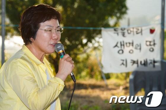 본문 이미지 - 이명박 정부의 핵심 정책인 4대강 살리기 사업 마지막 현장인 경기도 팔당 두물머리 유기농지에 대해 서울지방국토관리청이 6일 행정대집행을 예고한 가운데 하루 전날인 5일 오후 민주통합당 이미경 4대강사업조사특별위원회 위원장이 조사특위 출범식에 참석해 인사말을 하고 있다. 2012.8.5/뉴스1 © News1 유승관 기자