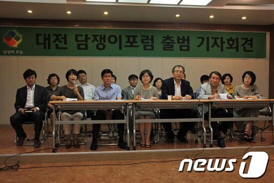 본문 이미지 - 6일 오전 문재인 후보를 지지하는 대전지역인사들이 모여 대전담쟁이포럼을 출범했다. 앞줄 오른쪽부터 여성인권운동가 전숙희, 정용길 충남대 교수, 박진묵 충남대 교수, 안정선 공주대 교수, 이영선 변호사, 김종남 전 환경연합 사무총장, 안기돈 충남대 교수 © News1 