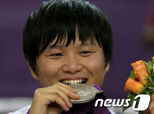 본문 이미지 - © News1 런던올림픽 50m 권총 결승에서 은메달을 목에 건 단양출신 최영래 선수.