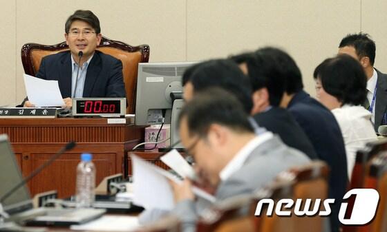 본문 이미지 - 민주통합당 김재윤 의원이 7일 국회 평창동계올림픽 및 국제경기대회지원특별위원회 위원장으로 선임된 후 회의를 진행하고 있다. 2012.8.7/뉴스1 © News1 이종덕 기자