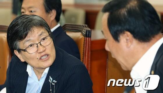 본문 이미지 - 이에리사 새누리당 의원(왼쪽). 2012.8.7/뉴스1 © News1 이종덕 기자