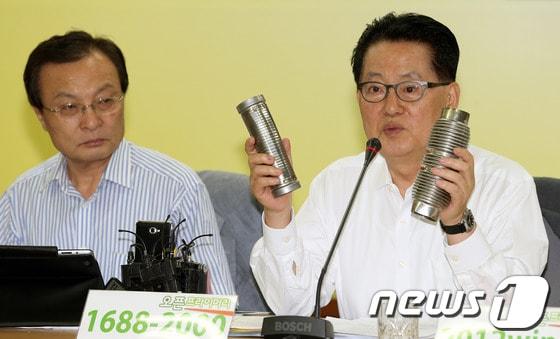 본문 이미지 - 8일 서울 영등포 민주통합당사에서 열린 최고위원회의에서 박지원 원내대표가 용역업체 컨택터스의 자동차 부품업체 SJM 안산공장 노조원에 대한 폭행사태 당시 사용된 자동차 부품을 들어보이고 있다. 2012.8.8/뉴스1 © News1 이종덕 기자