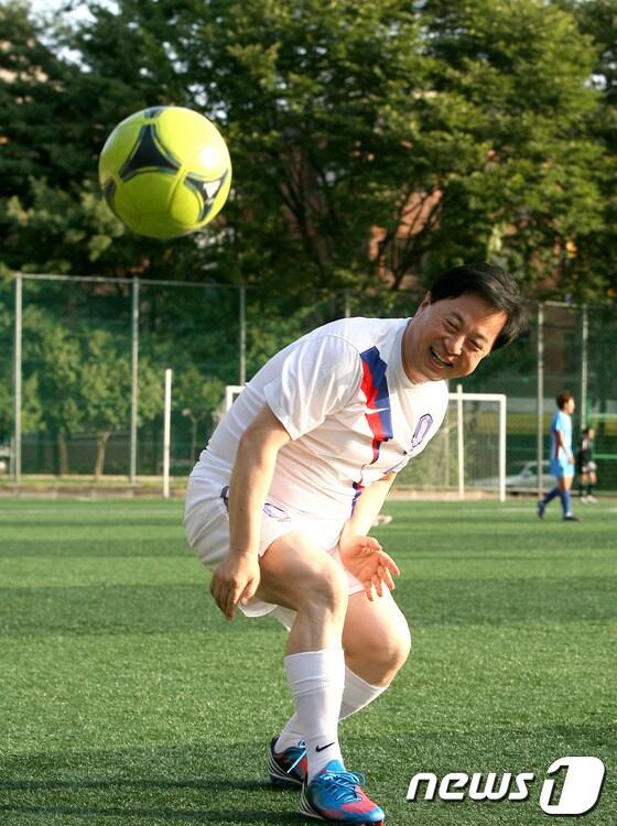 본문 이미지 - 김두관 민주통합당 대선 경선 후보가 8일 오전 서초구 양재동 양재근린공원에서 축구를 하고 있다. (김두관후보 캠프 제공) 2012.8.8/뉴스1 © News1 김보영 