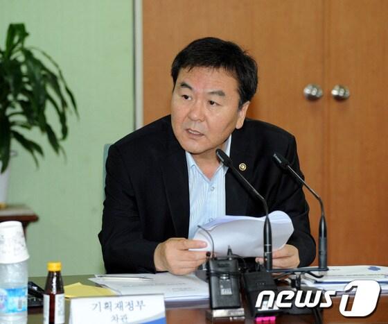 본문 이미지 - 정부는 8일 오전 정부과천청사에서 신제윤 기획재정부 1차관 주재로 제5차 중장기전략 실무조정 위원회 회의를 열었다.(제공=기획재정부)© News1  
