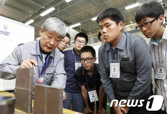 본문 이미지 - 마이스터고등학교 학생들이 실습 교육을 받고 있는 모습. (뉴스1DB) ⓒ News1