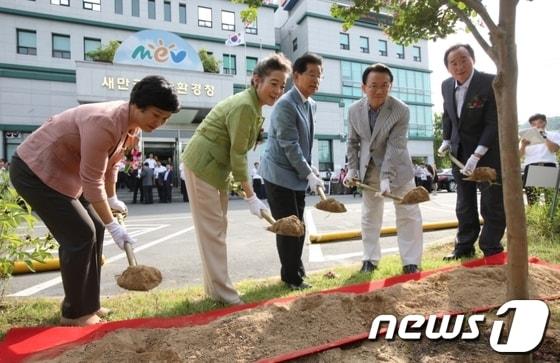 본문 이미지 - 박미자 새만금지방환경청장(왼쪽부터)과 유영숙 환경부장관, 조남조 새만금위원회 위원장, 김완주 전북도지사, 송하진 전주시장이 8일 새만금지방환경청 개청식에서 기념식수를 하고 있다./사진제공=전북도 © News1  