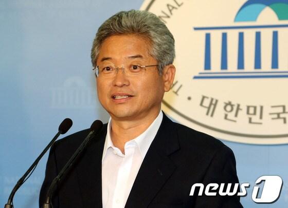 본문 이미지 - 새누리당 이철우 원내대변인이 8일 서울 여의도 국회의사당 정론관에서 현안 브리핑을 하고 있다./2012.8.8/뉴스1 © News1   이종덕 기자