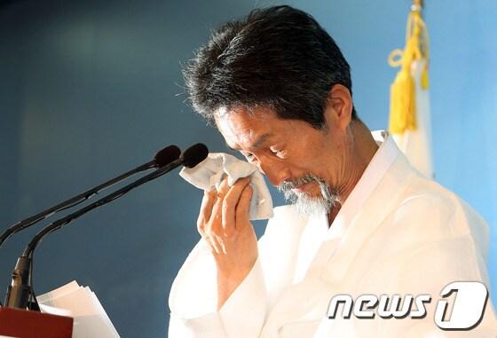 본문 이미지 - 통합진보당 강기갑 대표가 10일 서울 여의도 국회의사당 정론관에서 '탈당'기자회견을 하며 울먹이고 있다. 강 대표는 