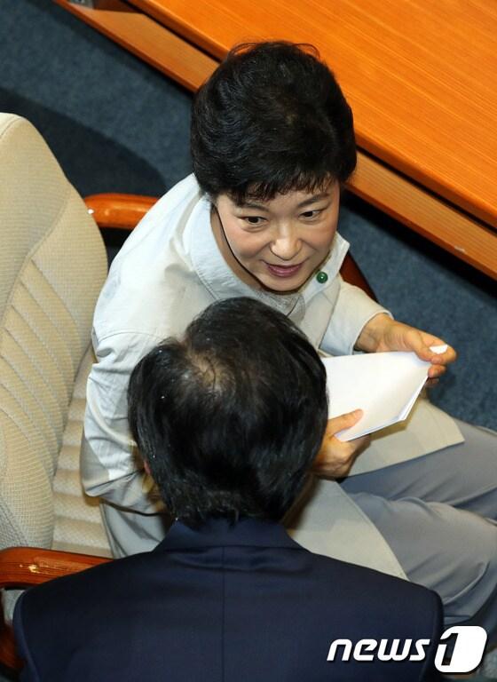 본문 이미지 - 박근혜 새누리당 대선후보가 11일 서울 여의도 국회 본회의장에서 홍일표 대변인과 이야기를 나누고 있다. 2012.9.11/뉴스1 © News1 이종덕 기자