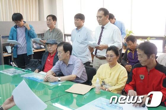 본문 이미지 - 군산 수해참사 시민대책위원회가 11일 오전 군산시청 브리핑룸에서 군산시의 원인규명과 사후대책을 요구하는 기자회견을 갖고 있다. © News1  