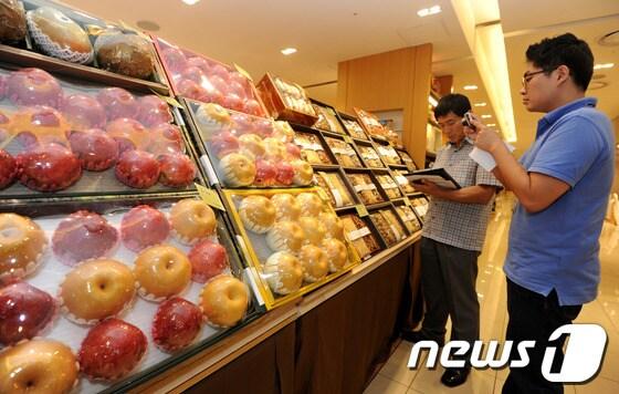 본문 이미지 - 지난 9월11일 서울 영등포구 한 백화점의 추석선물세트 코너에서 영등포구청 청소과 직원들이 과대포장상품 단속을 실시하고 있다. © News1 박세연 기자