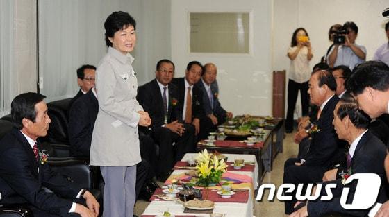 본문 이미지 - 박근혜 새누리당 대선후보가 11일 오후 서울 잠실실내체육관에서 열린 제65주년 전국농촌지도자대회에 참석해 임원 간담회를 하고 있다. 2012.9.11/뉴스1 © News1 허경 기자