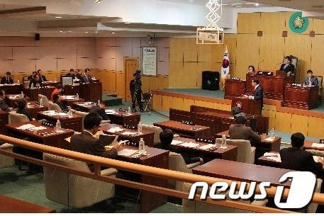 본문 이미지 - 전북 정읍시의회(의장 김승범)는 11일 대선 불법선거 책임자 처벌을 요구하는 성명서를 발표했다./사진제공=정읍시의회© News1 박제철 