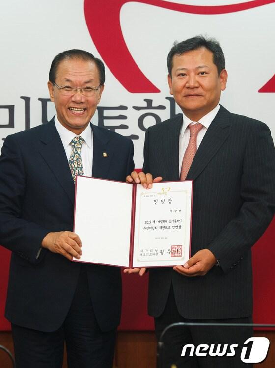 본문 이미지 - 황우여 새누리당 대표가 2012년 9월12일 오전 서울 여의도 새누리당 당사 회의실에서 열린 12·19 재보궐선거 중앙당 공직후보자추천위원회 임명장 수여식에서 이상민 변호사(오른쪽)에게 임명장을 수여하고 있다. 2012.9.12/뉴스1 ⓒ News1 유승관 기자