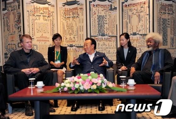 본문 이미지 - 지난 11일 경주 현대호텔에서 김관용 경북도지사(가운데)와 노벨문학상 수상자인 윌레 소잉카(오른쪽), 르 끌레지오(왼쪽)가 대담을 갖고 있다./사진제공=경북도© News1 