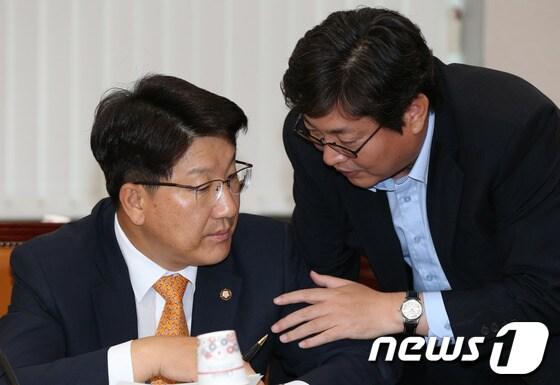 본문 이미지 - 권성동 새누리당 의원(왼쪽), 이춘석 민주당 의원(오른쪽). 2012.9.12/뉴스1 © News1 양동욱 기자