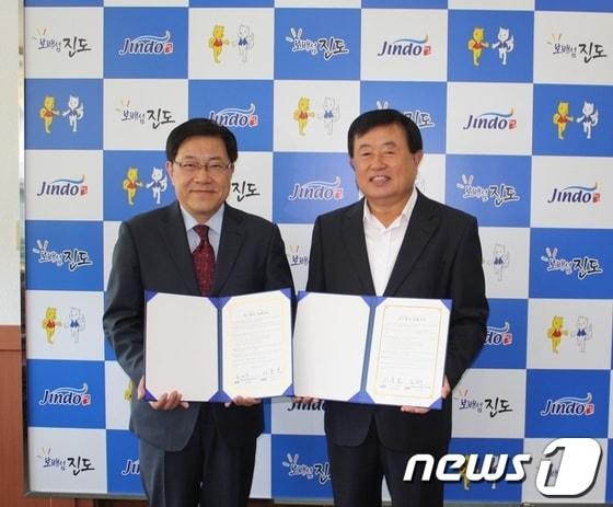 본문 이미지 - 김영주 전남문화산업진흥원과 이동진 진도군수(오른쪽)이 업무협약을 맺고 있다/사진제공=전남도© News1 