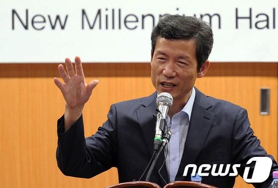 본문 이미지 - 북한 인권운동가 김영환씨가 12일 오후 서울 연세대학교 새천년관 대강당에서 강연을 하고 있다. 김씨는 1986년 '강철서신'이란 유인물을 통해 국내에 주체사상을 전파했다. 그는 1991년 북한 잠수정을 타고 밀입북해 김일성 주석을 만났고, 1992년 서울대 법대 동기인 하영옥씨와 함께 민족민주혁명당을 창당하기도 했으나 주체사상에 회의를 느껴 1997년 민혁당을 자진 해체했다. 이후 북한 민주화와 인권운동에 전념했다. 2012.9.12/뉴스1 © News1 송원영 기자