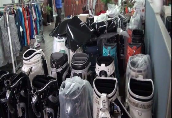 본문 이미지 - 울산해양경찰서는 중국에서 위조된 유명 골프용품을 국내에 유통시킨 혐의로 신모(52)씨와 골프용품 유통업체 K사 관계자 등 5명을 입건, 조사하고 있다. 혐의업체의 매장. (울산해양경찰서 제공) © News1 