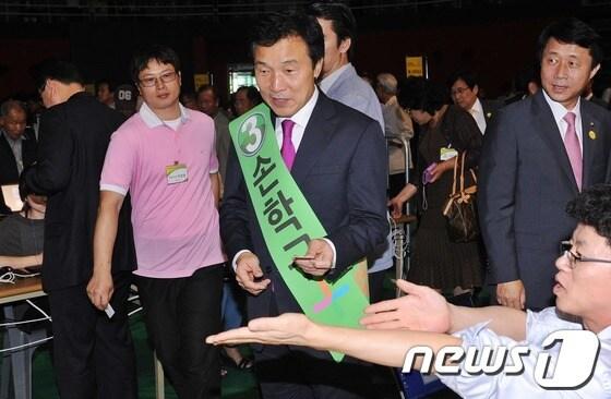 본문 이미지 - 손학규 민주통합당 대선경선 후보가 15일 오후 경기 고양시 고양체육관에서 열린 민주통합당 제18대 대통령선거후보자 선출을 위한 경기순회경선대회에서 투표를 하고 있다. 2012.9.15/뉴스1 © News1 송원영 기자