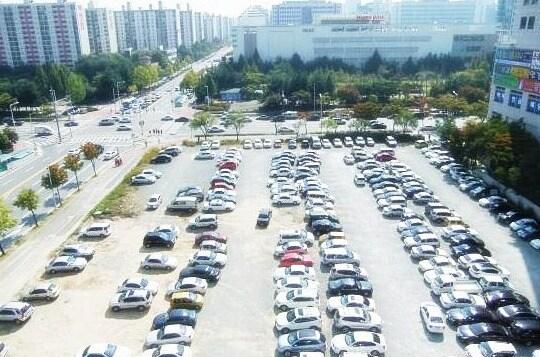 본문 이미지 - 현재 주차장으로 쓰이는 이랜드 NC백화점 둔산점 입점 예정지. © News1 