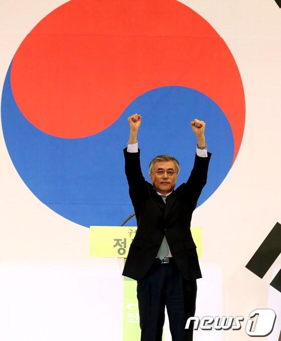 본문 이미지 - 민주통합당 문재인 대선경선후보가 16일 경기 고양시 고양체육관에서 열린 제18대 대통령선거후보자 선출을 위한 서울 순회 경선에서 대선 후보로 선출된 후 주먹을 불끈 쥐고 있다. 문 후보는 서울경선에서 1위를 차지, 누적합계 과반을 넘어서 결선투표 없이 이날 민주통합당의 18대 대통령후보로 선출되었다. 2012.9.16/뉴스1 © News1 이종덕 기자