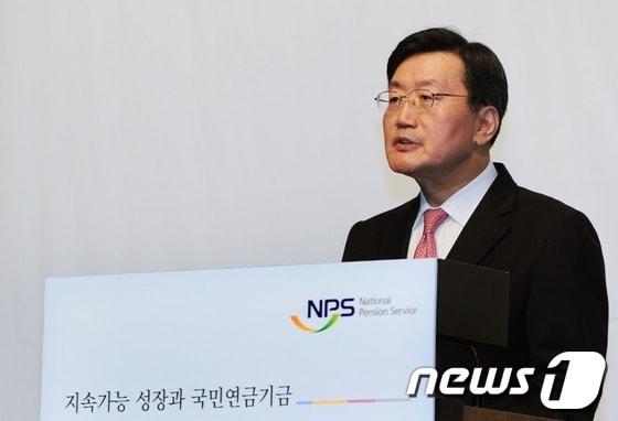 본문 이미지 - 전광우 국민연금공단 이사장이 17일 오전 서울 중구 신라호텔에서 열린 국민연금 지속발전 국제컨퍼런스 개회식에서 개회사를 하고 있다. 2102.9.17/뉴스1