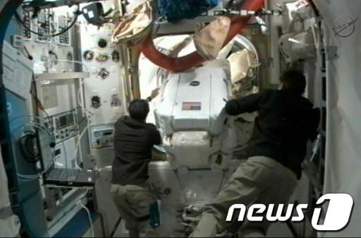 본문 이미지 - 우주정거장(ISS)에서 임무 수행중인 우주인들 ©AFP=News1 