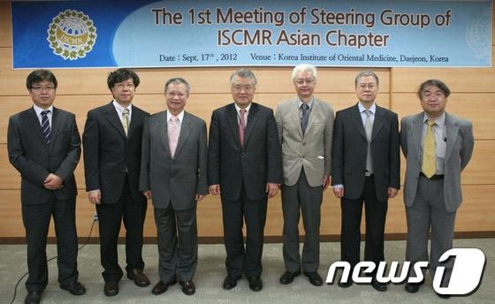본문 이미지 - 한국한의학연구원은 17일 오후 연구원에서 ‘제1회 국제 전통의학 임상진료지침 심포지엄’을 개최했다. 좌측부터 이명수 책임연구원, 천이훙(옵서버, 대만), 린자웅겅 교수, 최승훈 원장, 키이치로 츠타니, 류지엔핑 교수, 카메이 츠토무 소장 © News1 