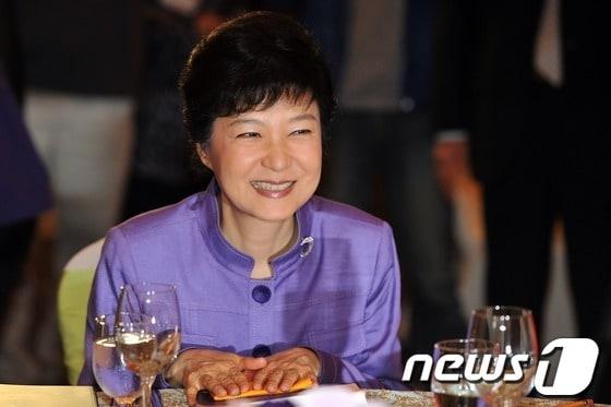 본문 이미지 - 박근혜 새누리당 대선 후보가 지난 17일 오후 서울 소공동 롯데호텔에서 열린 세계여성단체협의회 서울 총회 개회식에 참석해 활짝 웃고 있다. 2012.9.17/뉴스1 © News1 한재호 기자