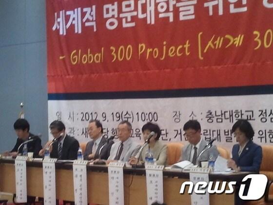 본문 이미지 - '지역거점 국립대학의 세계적 명문대학을 위한 정책 토론회’가 19일 충남대 정심화국제문화회관 대덕홀에서 개최됐다. 사진 좌측부터 안채민 충남대 총학생회장,오덕성 충남대 부총장 백종국 경상대학교 교수 곽병선 새누리당 행복교육추진단장 박인숙 새누리당 의원 오태석 교육과학기술부 산학협력관 이인선 경북 정무부지사 © News1 