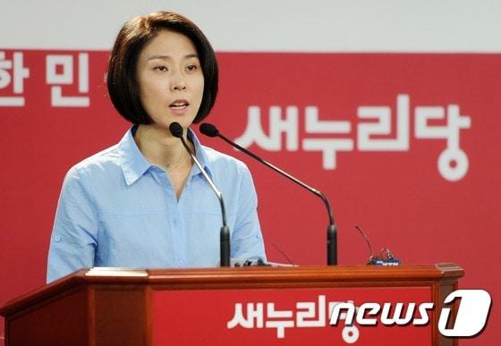 본문 이미지 - 새누리당 아동·여성 성범죄근절특위 간사인 신의진 의원이 2일 오후 서울 여의도 새누리당 당사에서 나주 여아 성폭행 사건 현장방문 결과 브리핑을 하고 있다. 2012.9.2/뉴스1 © News1 이명근 기자