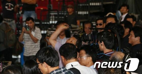 본문 이미지 - 2일 오후 인천 부평구 삼산월드체육관에서 열린 제18대 대통령선거후보자 선출을 위한 인천 합동연설회에서 문재인 후보가 50.09%를 득표해 1위를 차지하자 당 경선방식 등에 항의하는 손학규 후보 지지자가 신발을 던지며 거세게 항의하고 있다. 2012.9.2/뉴스1 © News1 양동욱 기자