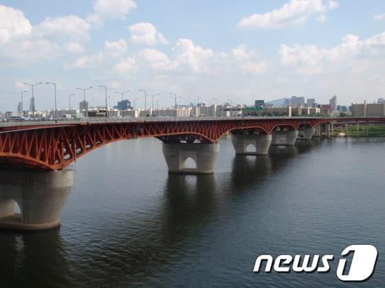 본문 이미지 - 서울 한강의 성수대교./뉴스1 ⓒ News1/뉴스1 ⓒ News1