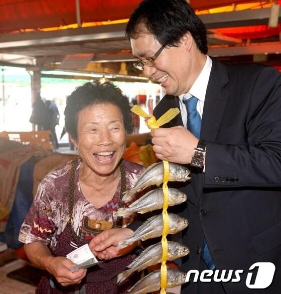 본문 이미지 - 임성훈 나주시장이 지난해 전통시장에서 장보기 행사를 하며 환하게 웃고 있다./사진제공=나주시 © News1 
