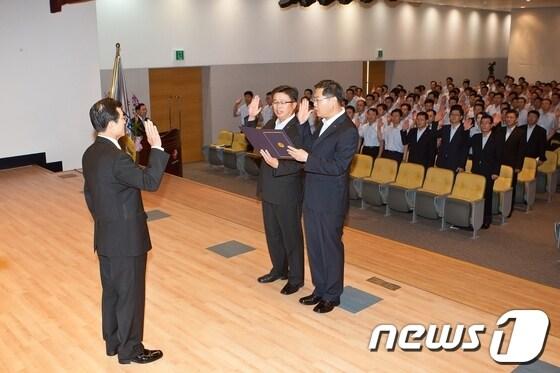 본문 이미지 - 광주은행 직원들이 건전한 회식문화 만들기 다짐대회를 열고 있다./사진제공=광주은행© News1 