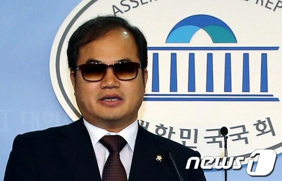 본문 이미지 - 민주통합당 최동익 의원이 20일 오전 서울 여의도 국회에서 기자회견을 갖고 장애인의 소득 및 경제활동 보건 및 자립지원 영역의 연구 결과를 발표하고 있다. 한편 민주통합당 공천로비 의혹을 수사중인 부산지검 공안부는 비례대표인 최 의원이 장향숙 전 의원에게 공천청탁과 함께 7천만원을 전달한 정황을 포착하고 서울 동작구 상도동 자택과 사무실을 전격 압수수색 했다. 2012.9.20/뉴스1 © News1 양동욱 기자