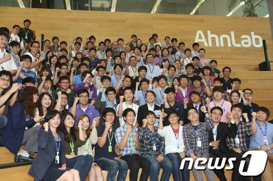 본문 이미지 - 20일 오후 안철수 대선후보가 안철수연구소 (안랩)를 방문, 이사회의장직을 사퇴하고 직원들과 환송식을 하고 있다. 2012.9.20/뉴스1 © News1 사진공동취재단