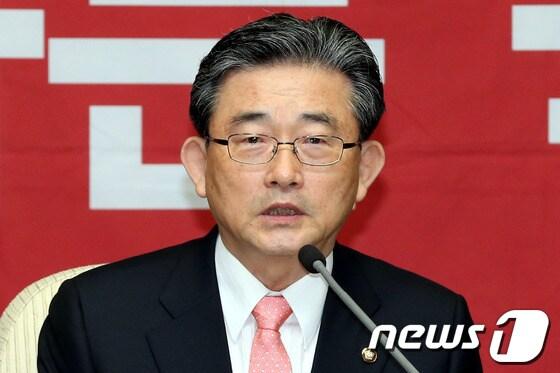 본문 이미지 - 새누리당 이한구 원내대표가 21일 오전 국회에서 열린 국감대책 상임위원회 간사단 회의에 참석해 대선 출마를 공식 선언한 안철수 후보와 관련, 