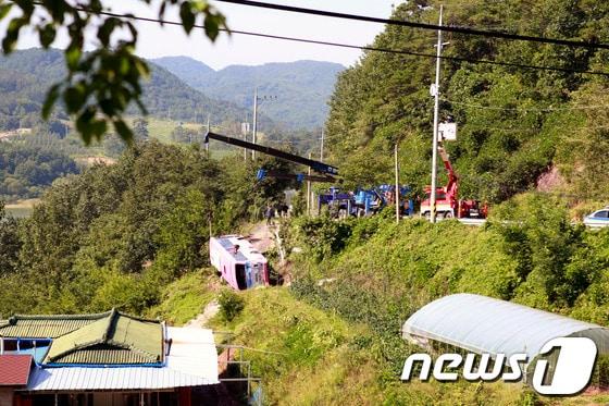 본문 이미지 - 21일 오전 8시21분께 경북 안동시 예안면 귀단리에서 강모&#40;44&#41;씨가 몰던 시내버스가 낭떠러지로 추락해 7명이 중경상을 입었다. © News1 