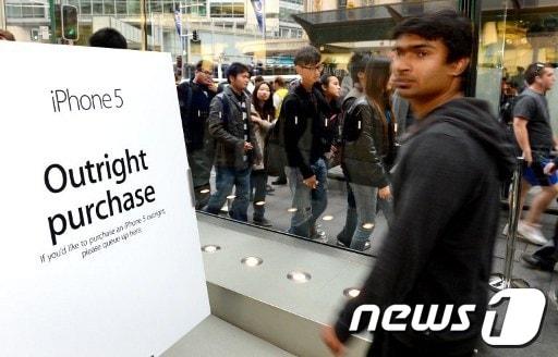 본문 이미지 - 21일 호주 시드니 애플의 아이폰 신모델 '아이폰5'를 출시하는 매장 앞에 대기 행렬이 길게 늘어져 있다. © AFP=News1 