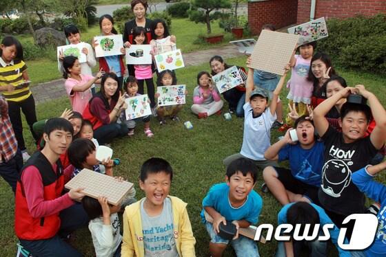 본문 이미지 - ktcs 제주사업단 소속 상담사들이 20일 제주 하소로 지역아동센터 어린이들을 위해 바둑과 미술수업을 진행했다 © News1 