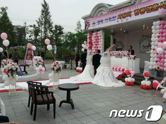 본문 이미지 - 사랑의 합동결혼식이 서동축제가 열리고 있는 중앙체육공원 내 야외결혼식장에서 열리고 있다. © News1 