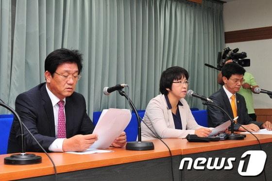 본문 이미지 - 21일 제주특별자치도의회 도민의방에서 기자회견을 열고 있는 한영호,  김영심, 이석문 도의원 (사진=제주도의회) © News1 이상민 기자